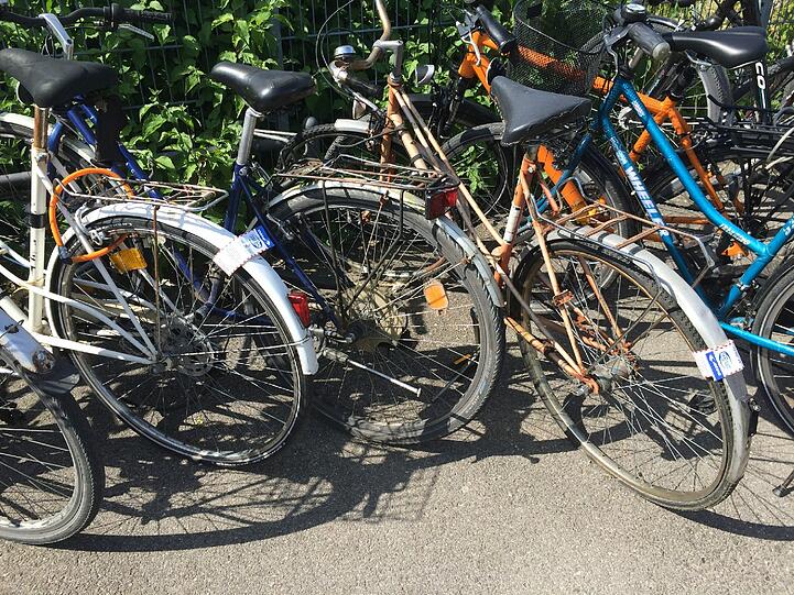 Die Schrottradl blockieren die Radständer an den U-Bahnen.