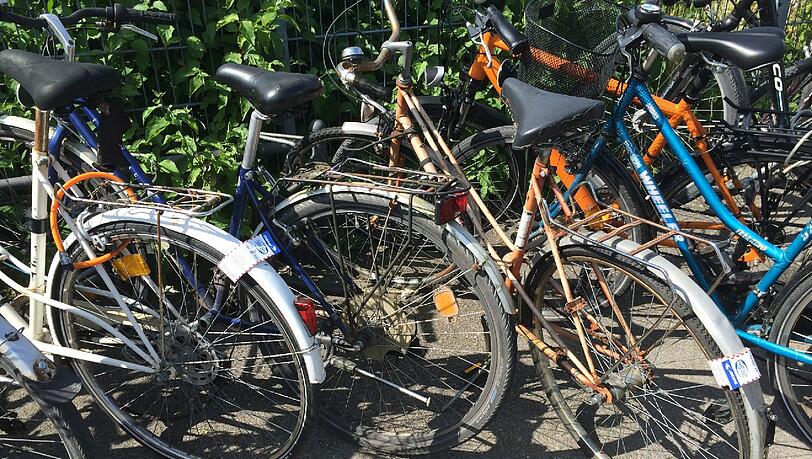Die Schrottradl blockieren die Radständer an den U-Bahnen. Die Schrottradl blockieren die Radständer an den U-Bahnen.