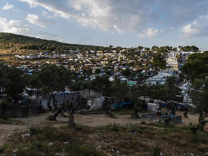 Blick auf das Flüchtlingslager Camp Moria und angrenzende Behelfslager.