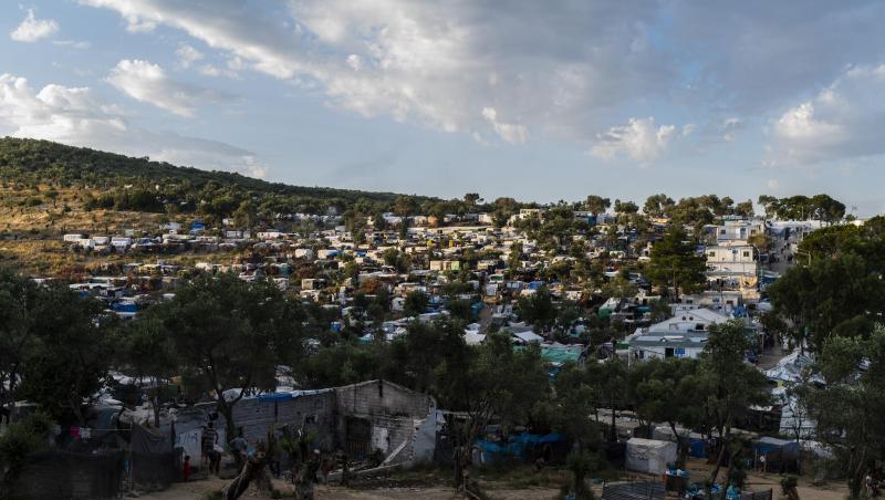 Blick auf das Flüchtlingslager Camp Moria und angrenzende Behelfslager. Blick auf das Flüchtlingslager Camp Moria und angrenzende Behelfslager.