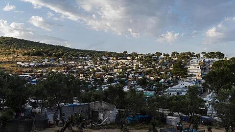 Blick auf das Flüchtlingslager Camp Moria und angrenzende Behelfslager.