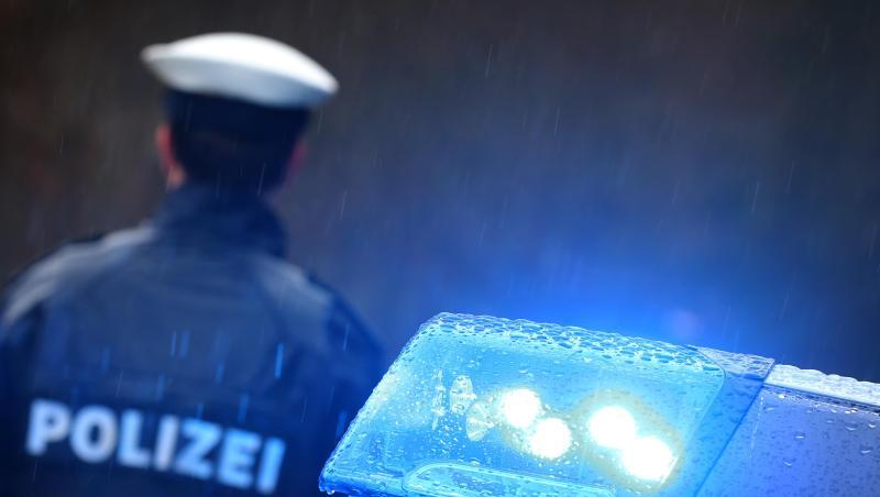 Ein Polizist steht vor einem Streifenwagen mit Blaulicht. Foto: Karl-Josef Hildenbrand/dpa/Archivbild Ein Polizist steht vor einem Streifenwagen mit Blaulicht. Foto: Karl-Josef Hildenbrand/dpa/Archivbild