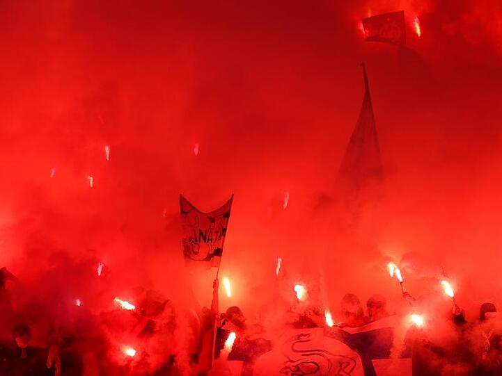 Fans von Olympique Marseille brennen Pyrotechnik ab. Foto: Jan Woitas/Archiv