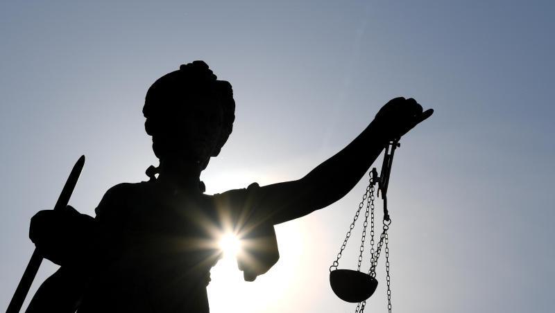 Die Statue der Justitia steht mit einer Waage und einem Schwert in der Hand. Foto: Arne Dedert/dpa/Archivbild Die Statue der Justitia steht mit einer Waage und einem Schwert in der Hand. Foto: Arne Dedert/dpa/Archivbild