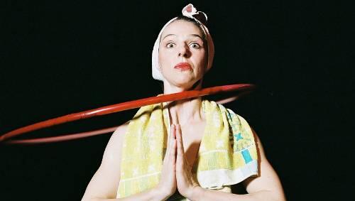 Kampf mit dem Hula-Hoop-Reifen: Die Kriskats verbinden Artistik mit Comedy. Kampf mit dem Hula-Hoop-Reifen: Die Kriskats verbinden Artistik mit Comedy.