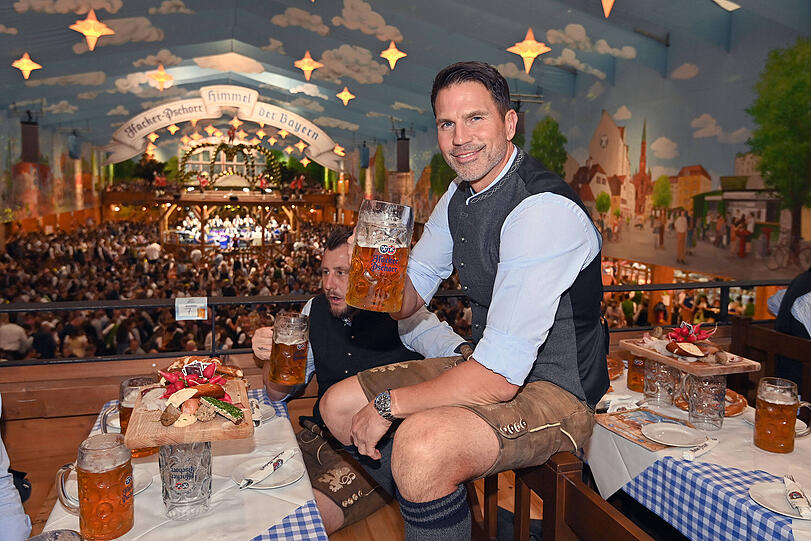 Gelassen und entspannt: 1860-Trainer Patrick Glöckner mit Maßkrug im Hacker-Festzelt.