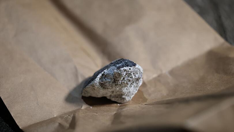 Dieses Meteoritenst&uuml;ck hinterlie&szlig; ein Loch in einem Hausdach.