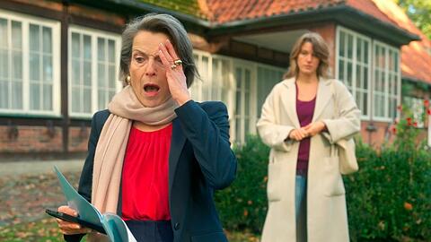 "Rote Rosen": Victoria (v.) wird geschockt klar, dass sie der Firma gro&szlig;e finanzielle Verluste zugef&uuml;gt hat.