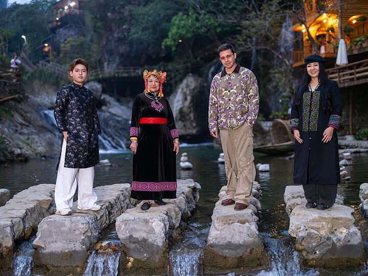 Nico Santos (zweiter von rechts) lernt eine v&ouml;llig fremde Musik und Kultur kennen. Er spielt mit dem vietnamesischen Musiker Mai Ch&iacute; C&ocirc;ng (links) und der vietnamesischen Volksk&uuml;nstlerin Ho&agrave;ng Thị B&iacute;ch Hồng (zweite von links). Dabei ist auch Nicos "Local Guide" Phạm Th&ugrave;y Mi (rechts).