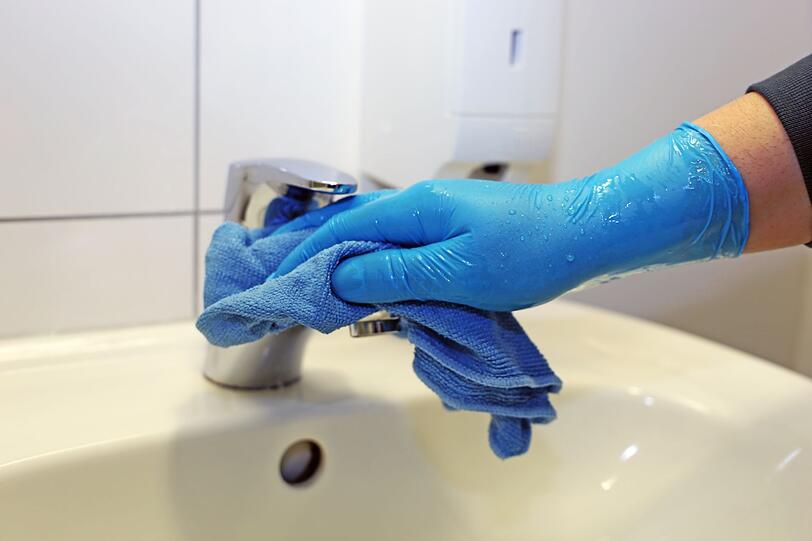 Behandeln Sie die Flecken an den Armaturen oder in der Toilette mit einem Baumwolltuch, das Sie vorher in Essig oder Essigessenz getaucht haben. Die Wirksamkeit steigt mit längerer Einwirkzeit. Bei sehr hartnäckigen Flecken können Sie die betroffenen Stellen auch über Nacht behandeln. Am besten legen Sie dann den Lappen direkt auf die Flecken. Behandeln Sie die Flecken an den Armaturen oder in der Toilette mit einem Baumwolltuch, das Sie vorher in Essig oder Essigessenz getaucht haben. Die Wirksamkeit steigt mit längerer Einwirkzeit. Bei sehr hartnäckigen Flecken können Sie die betroffenen Stellen auch über Nacht behandeln. Am besten legen Sie dann den Lappen direkt auf die Flecken.