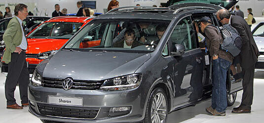 Messebesucher bestaunen den VW Sharan