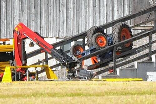 Die Unglücksstelle mit dem umgestürzten Traktor