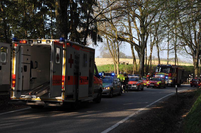 In einer Kurve hat der Zweiradfahrer aus ungeklärten Gründen die Kontrolle über sein Fahrzeug verloren und war gegen einen Baum und anschließend gegen ein Verkehrsschild geprallt. Der Fahrer erlitt schwere Verletzungen am Oberschenkel und musste mit dem Hubschrauber ins Krankenhaus abtransportiert werden.