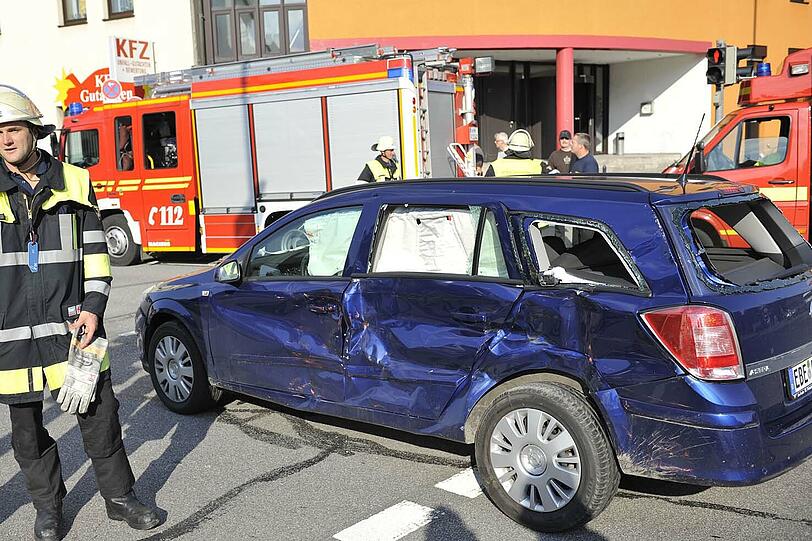 Das erste "Opfer" der irren Fahrt durch München: dieser blaue Opel mit Ebersberger Kennzeichen.