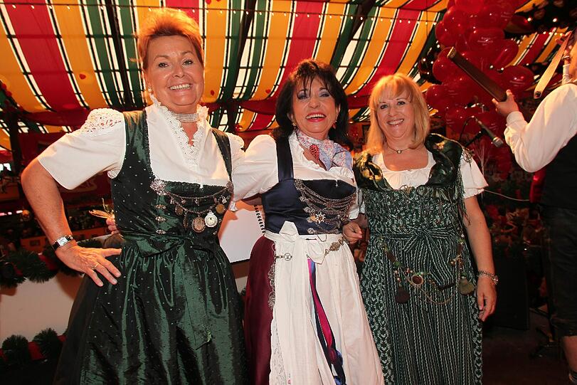 Sie hat die Pudel nicht gesehen: Gabriele Weishäupl mit Damen-Wiesn-Gastgeberin Regine Sixt und "Bunte"-Chefin Patricia Riekel (v. l.).