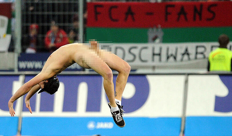 In der Nachpsielzeit sorgte ein Flitzer beim Bayern-Spiel in Augsburg für Furore. Die Bilder