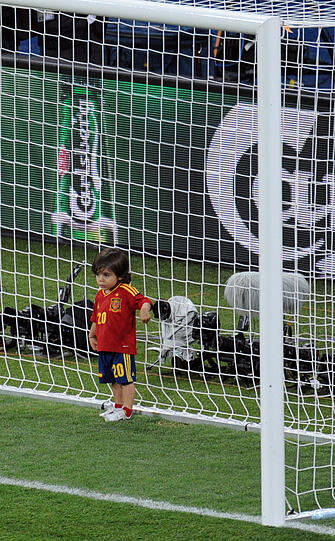 Die "Furia Roja" demütigte Italien im EM-Endspiel gnadenlos mit 4:0. Beim Jubeln zeigten die Spanier, dass sie auch ganz lieb können - im Kreise ihrer Familien. Die besten Bilder der spanischen EM-Fiesta auf dem Rasen von Kiew!