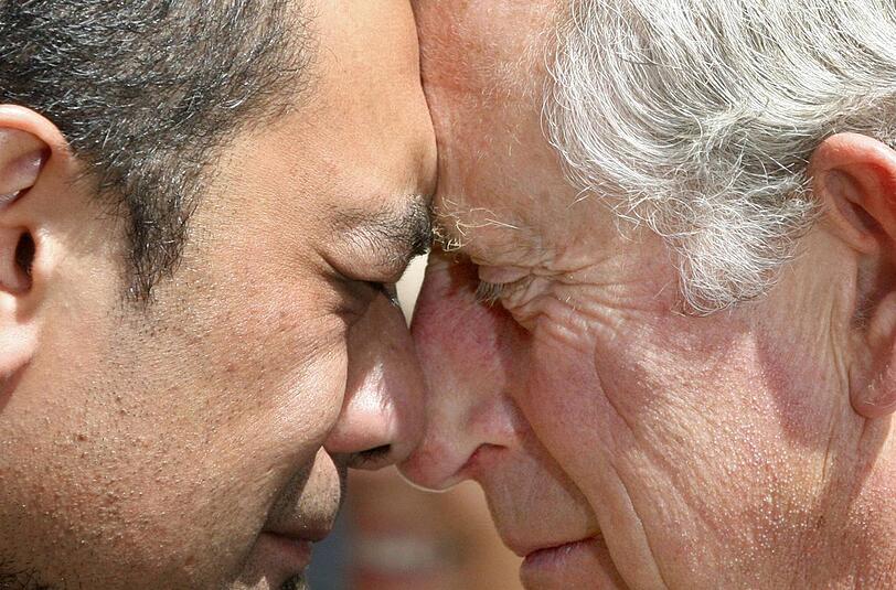 Augen zu und durch: Prinz Charles (r.) beim Geburtstags-Nasenreiben, einem alten Brauch der Maoris, der Ureinwohner von Neuseeland.