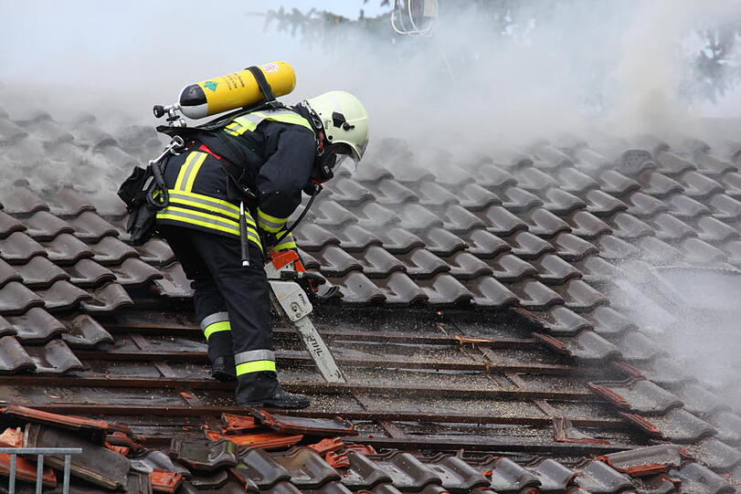 Rauchschwaden in Eiselfing: Ein Wohnhaus steht in Flammen.
