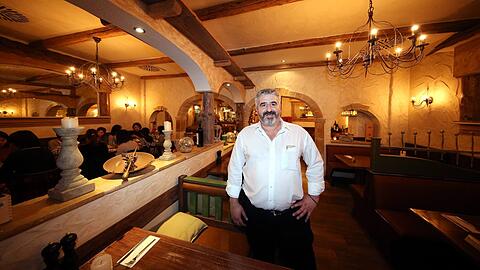 Herr der Taverne: Inhaber Georgios Papagalis kommt in seinem Restaurant auch gerne mal auf einen Ratsch an den Tisch.