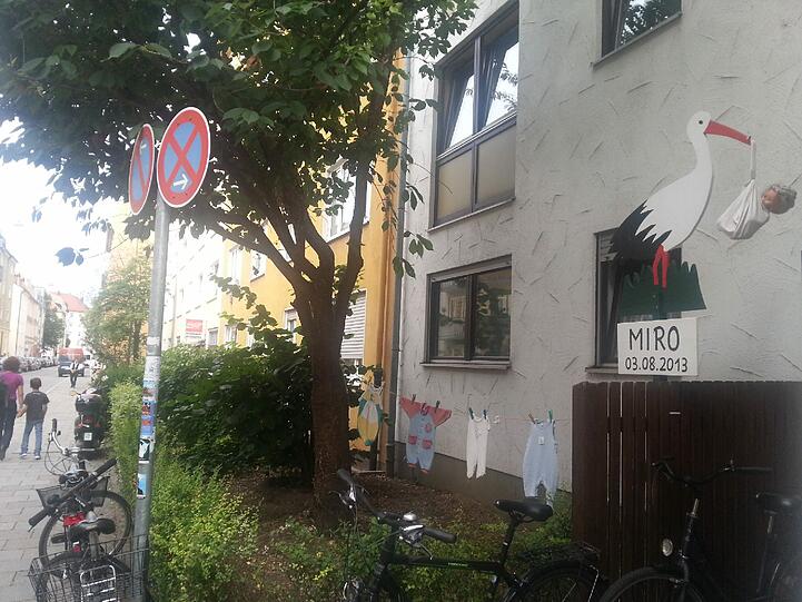 Ein neuer kleiner Münchner wird vor diesem Haus in der Au willkommen geheißen.