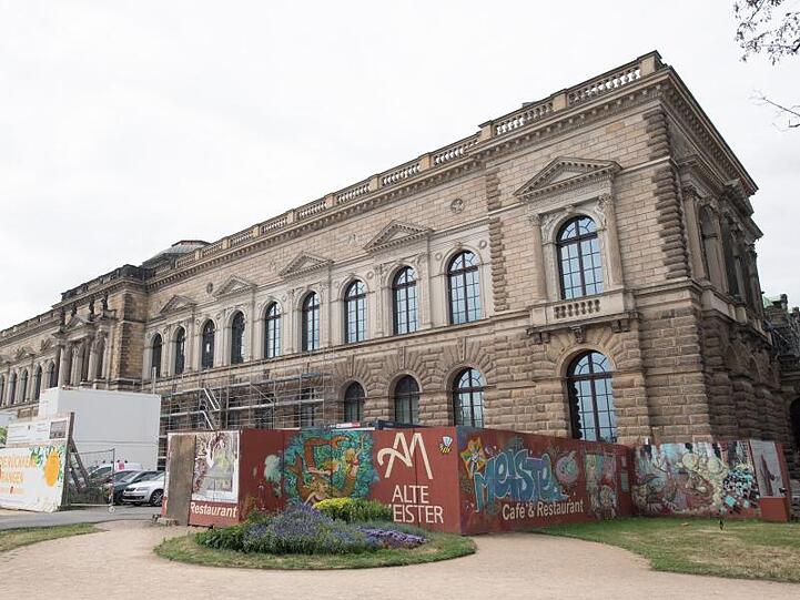 Ein Bauzaun umgibt noch das Gebäude der Sempergalerie.