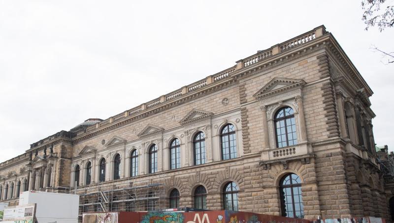 Ein Bauzaun umgibt noch das Gebäude der Sempergalerie. Ein Bauzaun umgibt noch das Gebäude der Sempergalerie.