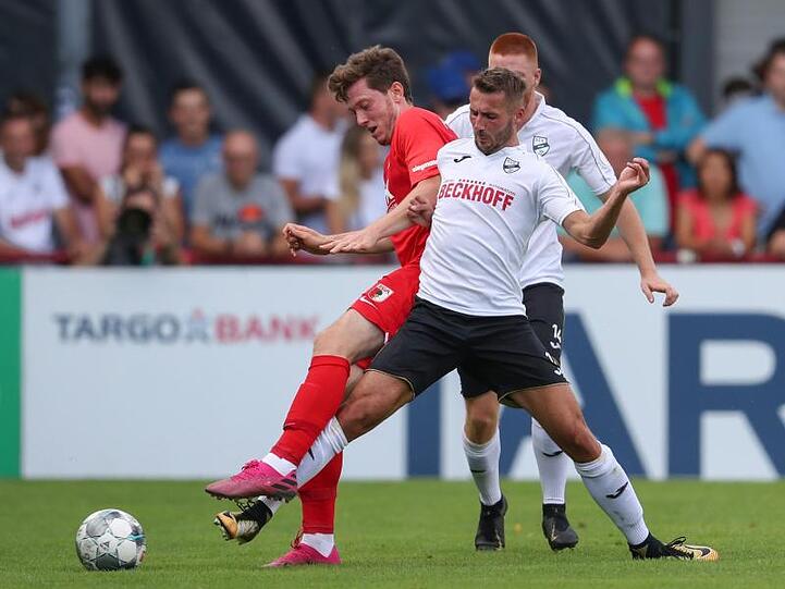 Verls Nico Hecker (r) im Kampf um den Ball mit Michael Gregoritsch (l) aus Augsburg. Foto: Friso Gentsch/Archivbild
