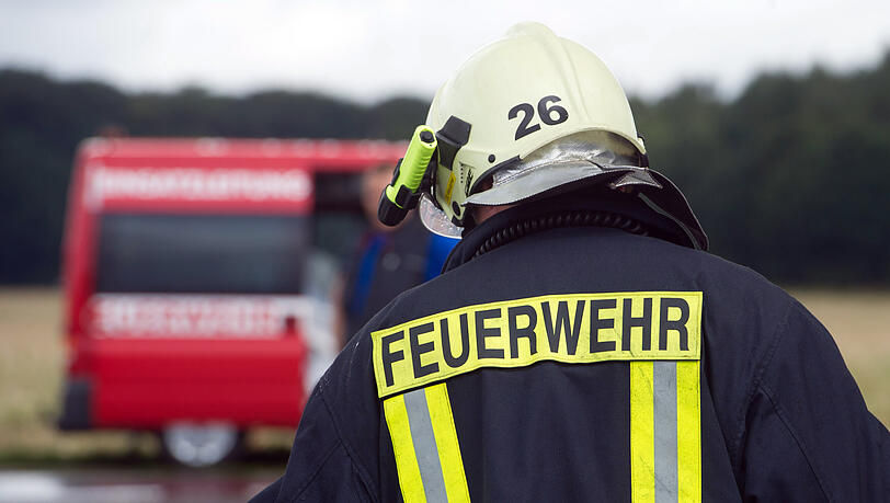 Einsatzkräfte der Feuerwehr tragen nach einem Brand auf dem Gelände einer Biogasanlage Arbeitsgeräte auf die Straße. Die landesweit rund 930 freiwilligen Feuerwehren können von Montag an nach rund zweimonatiger Pause durch die Corona-Pandemie wieder mit ihrer Ausbildung beginnen. (zu dpa "Freiwillige Feuerwehren beginnen wieder mit der Ausbildung in MV") Foto: Stefan Sauer/dpa-Zentralbild/dpa +++ dpa-Bildfunk +++ Einsatzkräfte der Feuerwehr tragen nach einem Brand auf dem Gelände einer Biogasanlage Arbeitsgeräte auf die Straße. Die landesweit rund 930 freiwilligen Feuerwehren können von Montag an nach rund zweimonatiger Pause durch die Corona-Pandemie wieder mit ihrer Ausbildung beginnen. (zu dpa "Freiwillige Feuerwehren beginnen wieder mit der Ausbildung in MV") Foto: Stefan Sauer/dpa-Zentralbild/dpa +++ dpa-Bildfunk +++