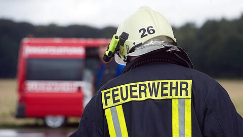 Einsatzkräfte der Feuerwehr tragen nach einem Brand auf dem Gelände einer Biogasanlage Arbeitsgeräte auf die Straße. Die landesweit rund 930 freiwilligen Feuerwehren können von Montag an nach rund zweimonatiger Pause durch die Corona-Pandemie wieder mit ihrer Ausbildung beginnen. (zu dpa "Freiwillige Feuerwehren beginnen wieder mit der Ausbildung in MV") Foto: Stefan Sauer/dpa-Zentralbild/dpa +++ dpa-Bildfunk +++