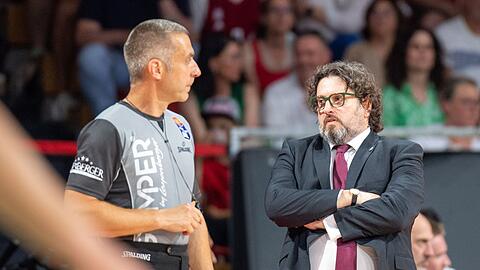 Andrea Trinchieri (r), Trainer des FC Bayern, diskutiert mit dem Schiedsrichter.