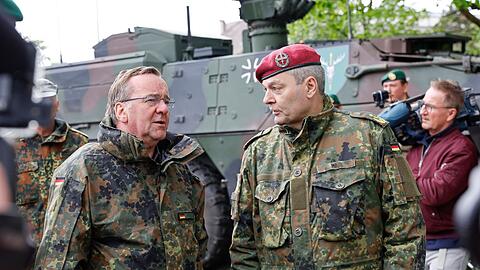 Bundesverteidigungsminister Boris Pistorius (l) spricht mit Alfons Mais, Inspekteur des Heeres.