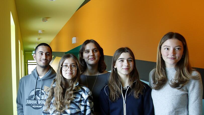 Kein leichter Besuch (v. li. n. re.): Idan, Ella, Ori und die Gymnasiastinnen Frida Schwarz und Sonja Chakhovich. Kein leichter Besuch (v. li. n. re.): Idan, Ella, Ori und die Gymnasiastinnen Frida Schwarz und Sonja Chakhovich.