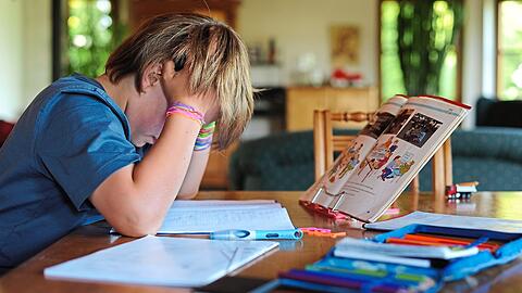 Wegen seiner ADHS-Störung ist Nils immer wieder in Kinderheimen und Psychiatrien untergebracht, macht daher schulisch wenig Fortschritte (Symbolbild).