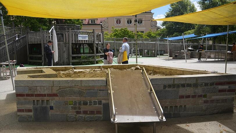 Damit die Spielgeräte sowohl von Kindern ohne als auch mit Behinderung genutzt werden können, müssen sie inklusiv geplant werden. Dieser Sandkasten ist wie ein Hochbeet, an das auch Rollstuhlfahrer kommen. Damit die Spielgeräte sowohl von Kindern ohne als auch mit Behinderung genutzt werden können, müssen sie inklusiv geplant werden. Dieser Sandkasten ist wie ein Hochbeet, an das auch Rollstuhlfahrer kommen.