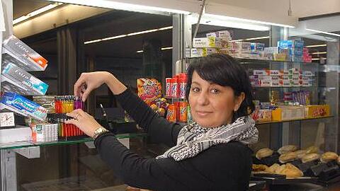 Zühre Sevengül in ihrem Kiosk am U-Bahnhof Goetheplatz &ndash; sie fürchtet sich vor dem großen Arbeitskampf.
