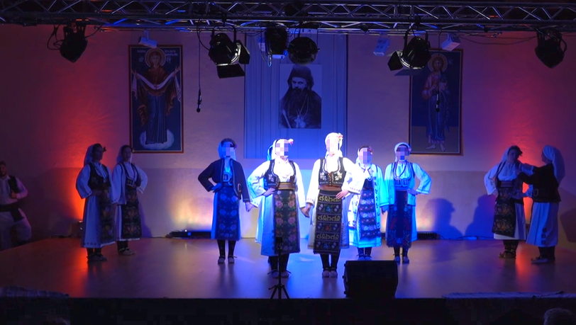 Eine Veranstaltung des Vereins KUD Soko aus dem Jahr 2018 in M&uuml;nchen. Im Hintergrund ist ein Bild des serbisch-orthodoxen Bischofs Nikolaj Velimirović zu sehen.