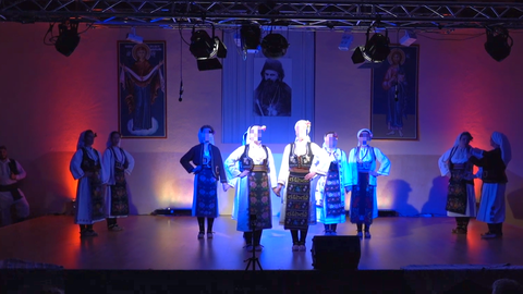 Eine Veranstaltung des Vereins KUD Soko aus dem Jahr 2018 in M&uuml;nchen. Im Hintergrund ist ein Bild des serbisch-orthodoxen Bischofs Nikolaj Velimirović zu sehen.