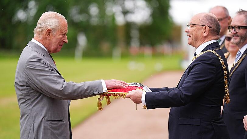 K&ouml;nig Charles III. (li.) und Robert Aldridge bei der Schl&uuml;ssel-Zeremonie.