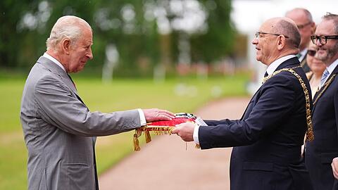 K&ouml;nig Charles III. (li.) und Robert Aldridge bei der Schl&uuml;ssel-Zeremonie.