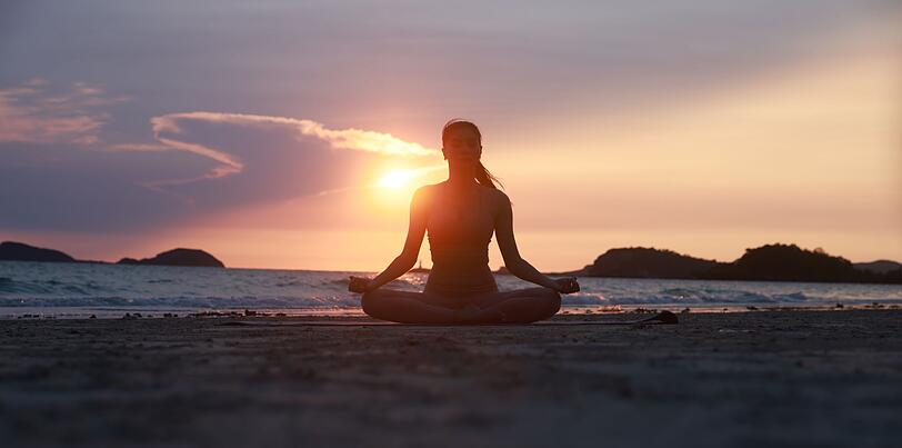 Yoga ist nicht nur ein effektives Krafttraining, sondern auch eine Form der Meditation, die dabei hilft, den Geist zu klären und negative Gedanken loszulassen. Wer seinen Tag mit einer Yoga-Übung beginnt oder regelmäßig zwischendurch praktiziert, unterstützt sowohl seinen Körper als auch seinen Geist und fördert ganzheitliches Wohlbefinden. Yoga ist nicht nur ein effektives Krafttraining, sondern auch eine Form der Meditation, die dabei hilft, den Geist zu klären und negative Gedanken loszulassen. Wer seinen Tag mit einer Yoga-Übung beginnt oder regelmäßig zwischendurch praktiziert, unterstützt sowohl seinen Körper als auch seinen Geist und fördert ganzheitliches Wohlbefinden.