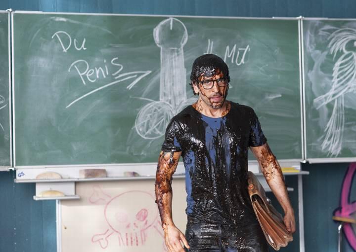 Hats als Lehrer nicht leicht. Zeki Müller bekommt auch schon mal einen Eimer Farbe auf den Kopf.