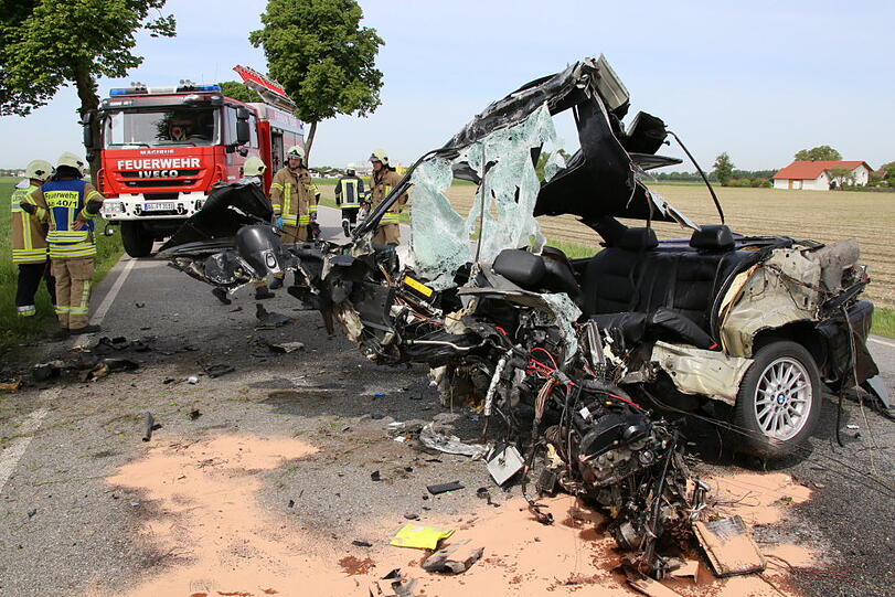 Das Auto ist vollkommen zerstört. Wieso der Fahrer mit seinem Fahrzeug gegen einen Baum prallte, ist bisher noch unklar.