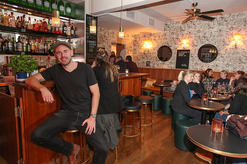 Dennis Hallweger in seiner "Sim Simma Bar".