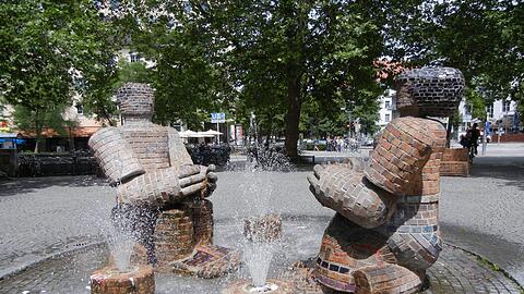 Das Steinerne Paar am Rotkreuzplatz ist in die Jahre gekommen. Hier und da bröckelt es ziemlich, etwa am Zeh der steinernen Lady.