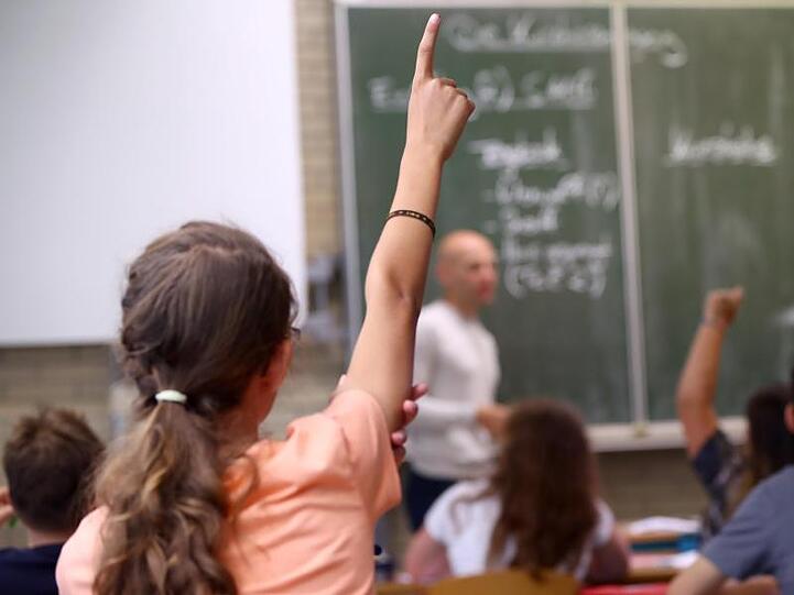 Eine Schülerin der fünften Klasse hebt im Unterricht den Finger. Bayerns Ministerpräsident Markus Söder hatte am Sonntag den Ausstieg seines Bundeslandes aus dem geplanten Nationalen Bildungsrat bestätigt.