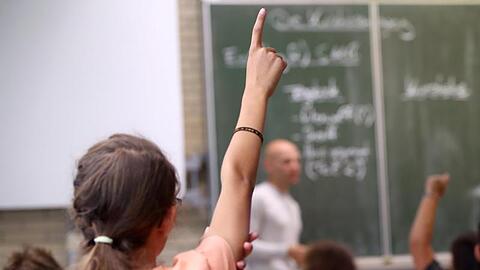 Eine Schülerin der fünften Klasse hebt im Unterricht den Finger. Bayerns Ministerpräsident Markus Söder hatte am Sonntag den Ausstieg seines Bundeslandes aus dem geplanten Nationalen Bildungsrat bestätigt.
