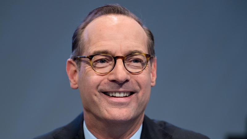 Oliver Bäte, Vorstandsvorsitzender des Versicherungskonzerns Allianz SE, sitzt auf einem Podium. Foto: Sven Hoppe/Archiv Oliver Bäte, Vorstandsvorsitzender des Versicherungskonzerns Allianz SE, sitzt auf einem Podium. Foto: Sven Hoppe/Archiv
