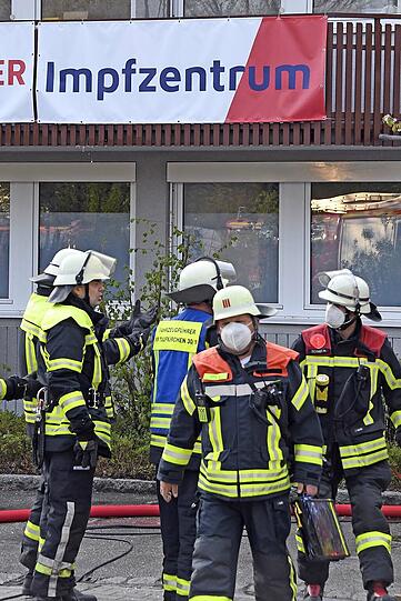 Im Impfzentrum am Kolpingring brannte am frühen Montagmorgen der Dachstuhl.