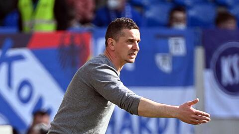 Der Regensburger Trainer Mersad Selimbegovic gestikuliert.